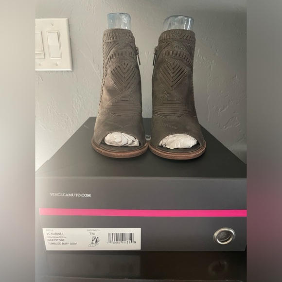 VINCE CAMUTO ‘Karinta’ Leather Peep Toe Bootie Heels Graystone NWT | Size 7 - Picture 2 of 5